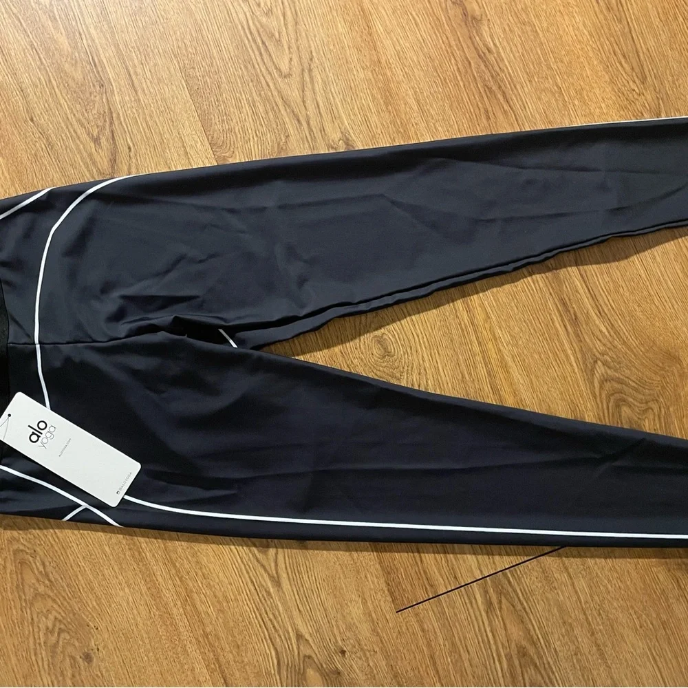 ALO Yoga Black/White Women's set - Picture 3 of 4